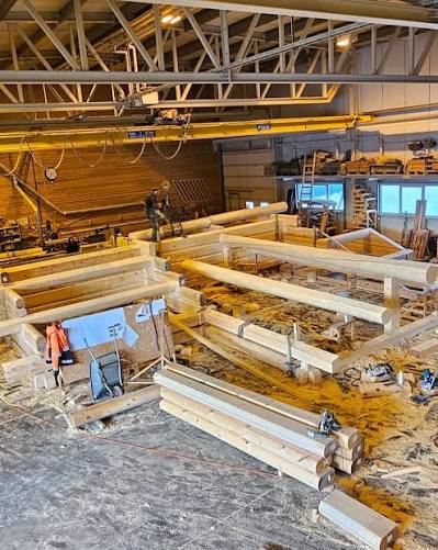 Tømmerlaging i Vikinglafts produksjonshall i Oppdal